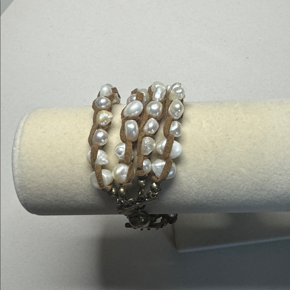 Elegant Pearl and Brown Beaded Bracelet - Picture 3 of 14